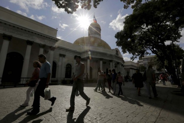 asalto a la constitucion 2015-12-23T010704Z_1080758534_GF10000274377_RTRMADP_3_VENEZUELA-POLITICS-899x600