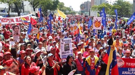 va-marcha-oficialista-Foto-VTV_NACIMA20160312_0024_6