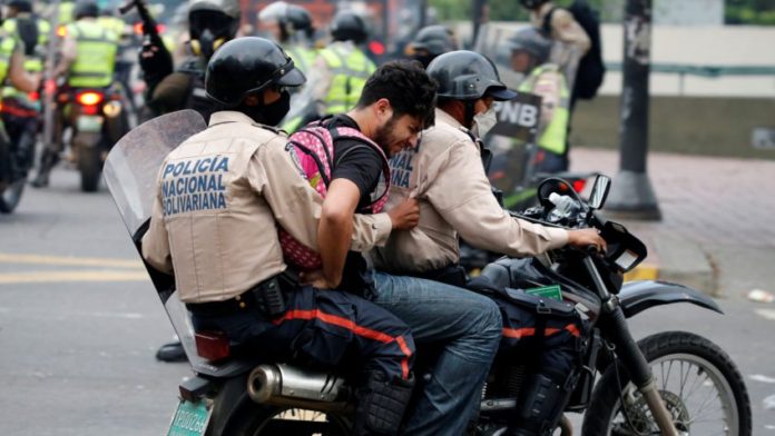 2017-04-19T225643Z_1162171174_RC1589182530_RTRMADP_3_VENEZUELA-POLITICS-PROTESTS-848x478