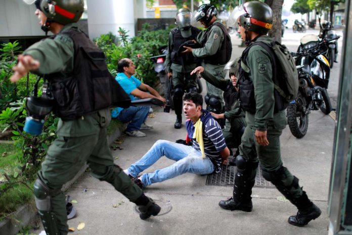 2017-07-27T220516Z_2102556981_RC1ED9084630_RTRMADP_3_VENEZUELA-POLITICS-1