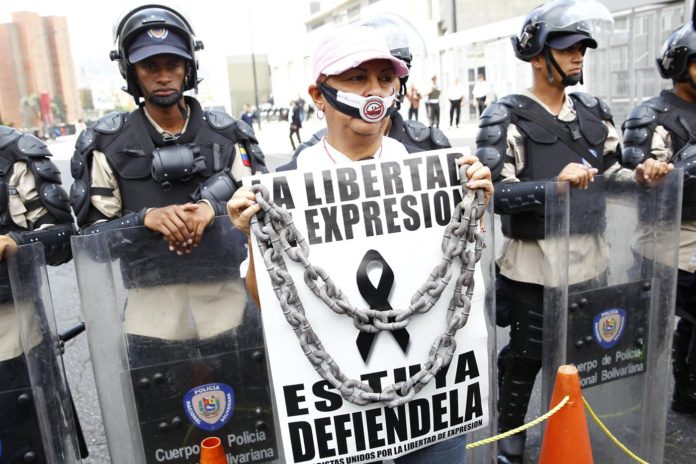 2014-02-11T175533Z_1948515269_GM1EA2C056L01_RTRMADP_3_VENEZUELA-copia