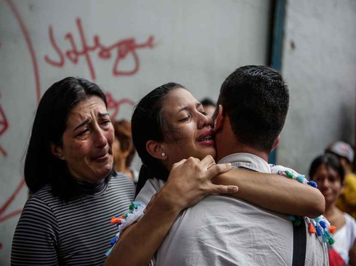 Venezolanos de bajos recursos migran por tierra con la vida en 25 kilogramos