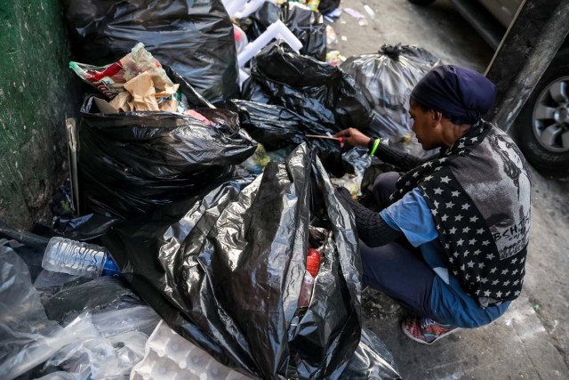 Niños salen a las calles de Caracas a buscar la comida que no hay en casa