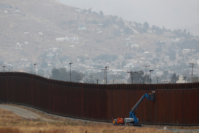 Sección del muro fronterizo con Tijuana, México, mientras se realizan trabajos de reemplazo y soldadura, cerca del cruce fronterizo de Otay Mesa en San Diego, California