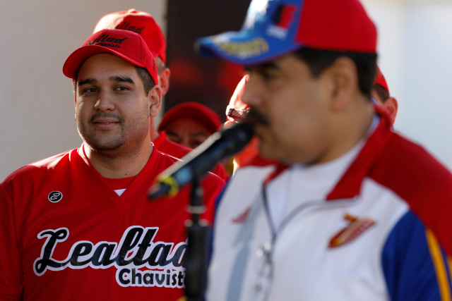 IMAGEN DE ARCHIVO. Nicolás Maduro Guerra mira como su padre, el presidente de Venezuela Nicolás Maduro habla con periodistas antes de un juego de softball en Caracas.